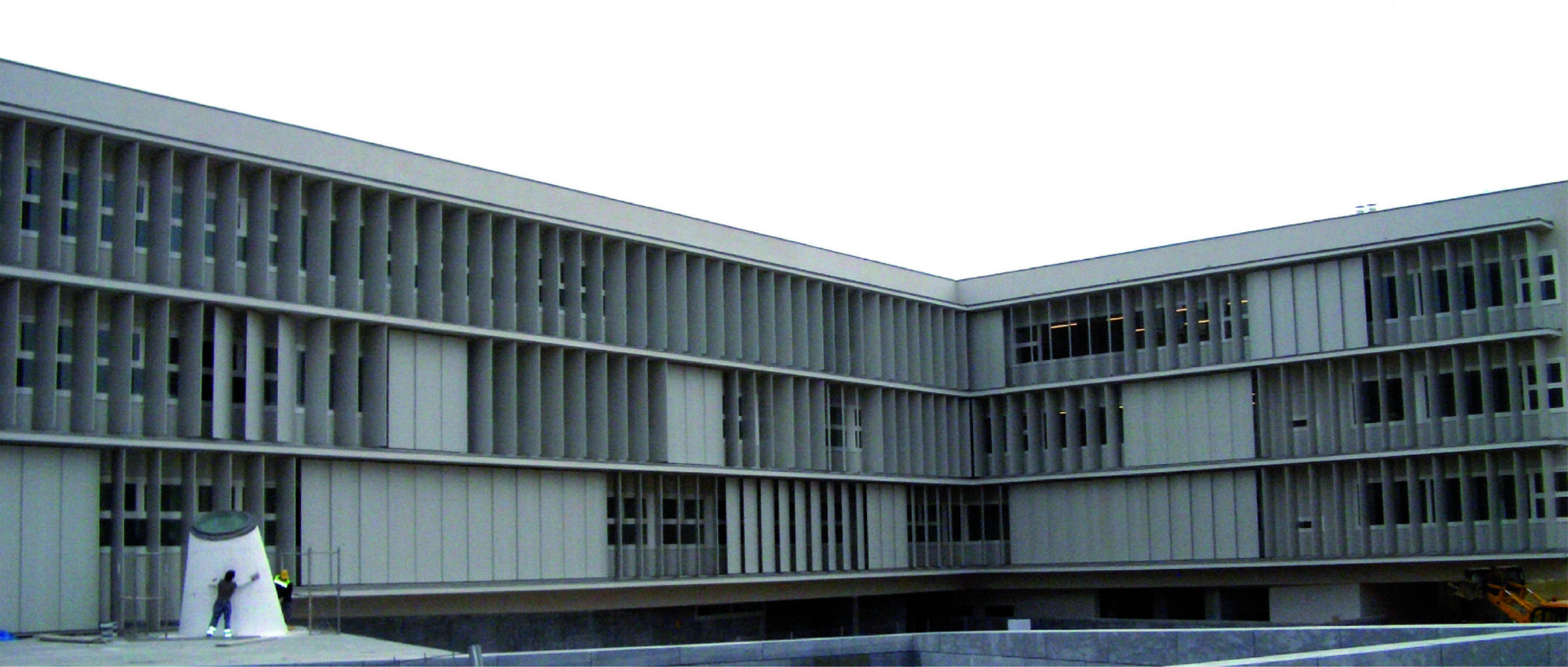Huge pivoting solid shutters by Alvaro Siza [425] | filt3rs